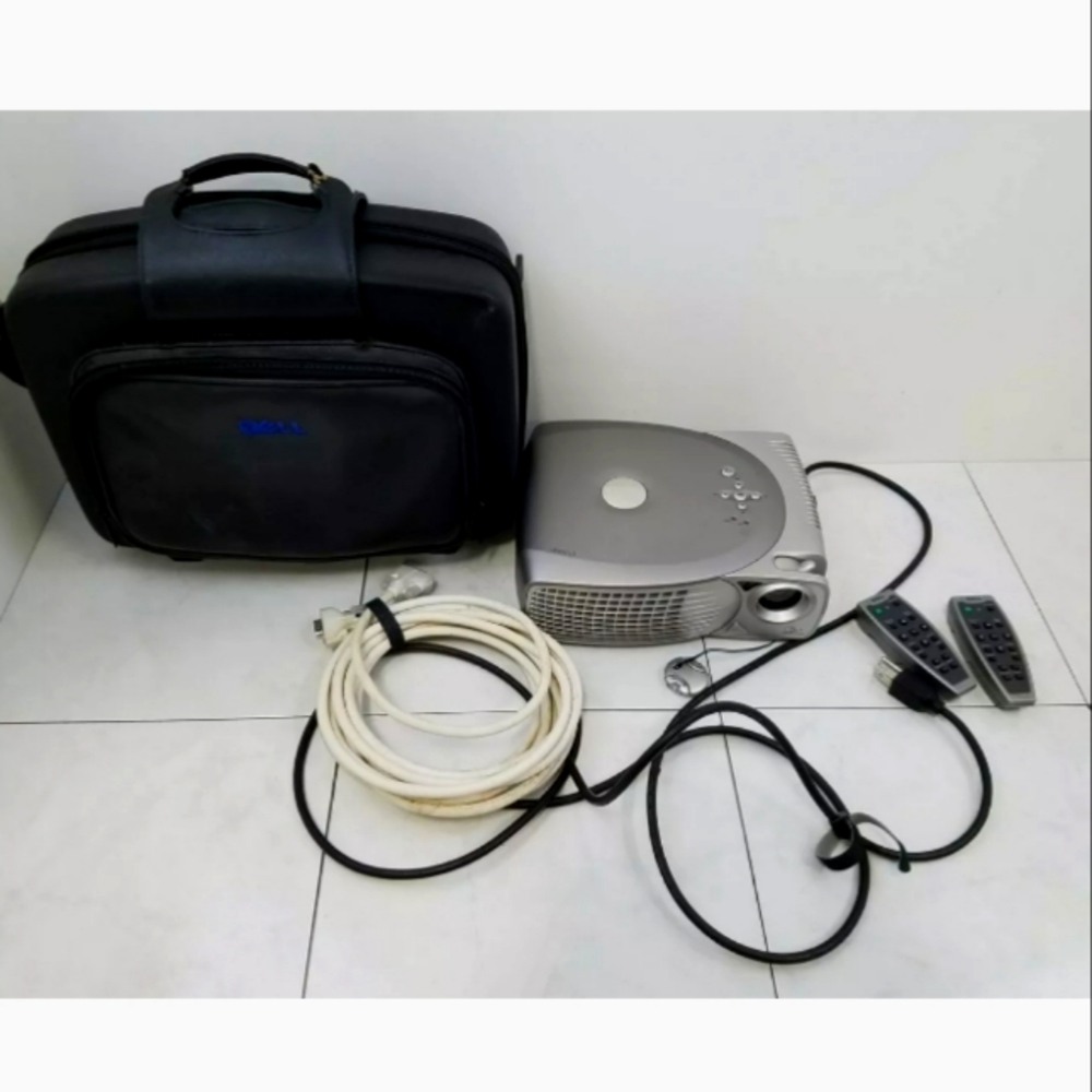 Vintage Dell 2100MP DLP Projector working with cords and case included